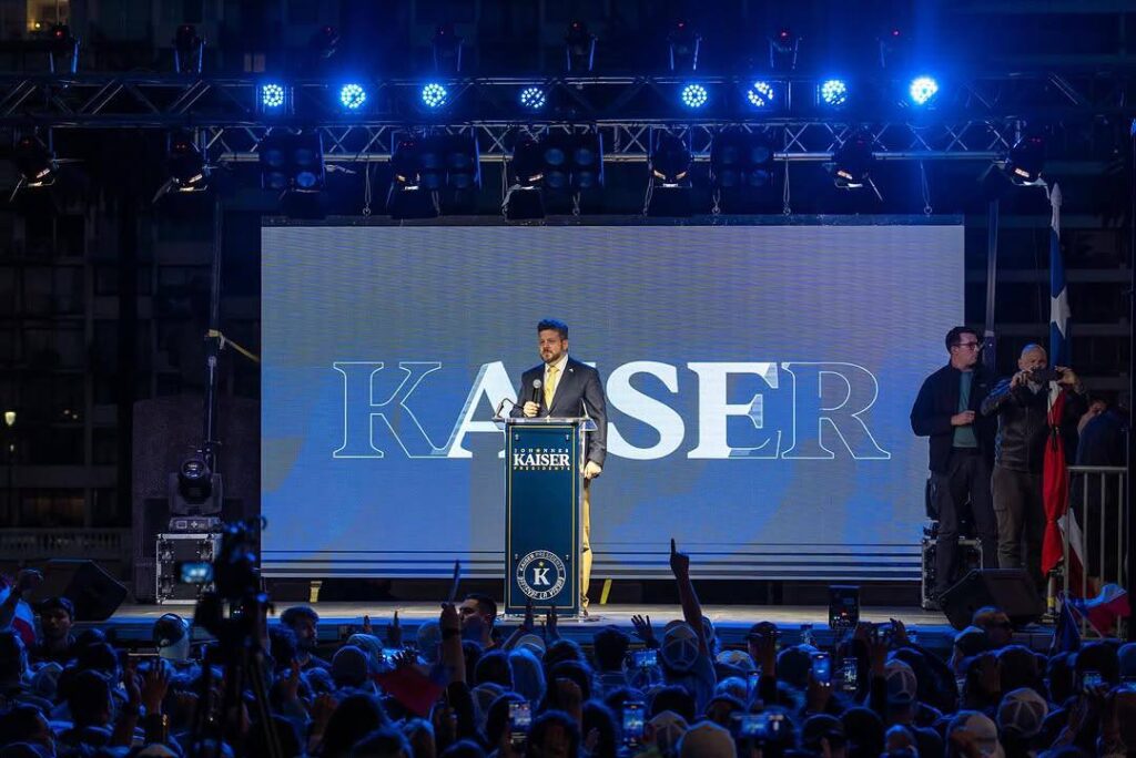 Johannes Kaiser durante su acto de campaña en Viña del Mar, defendiendo su plan migratorio.