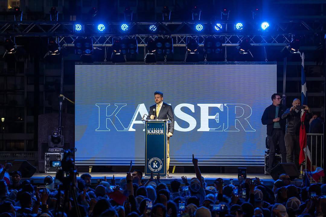 Johannes Kaiser durante su acto de campaña en Viña del Mar, defendiendo su plan migratorio.