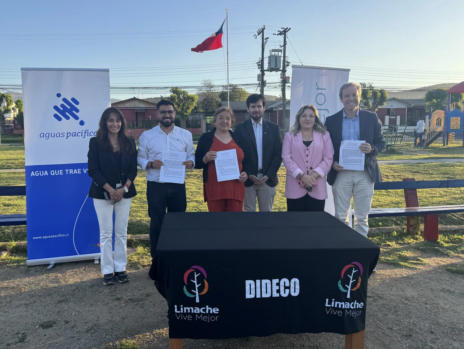 Autoridades, vecinos y Aguas Pacífico firman convenio para mejorar calle en Limache