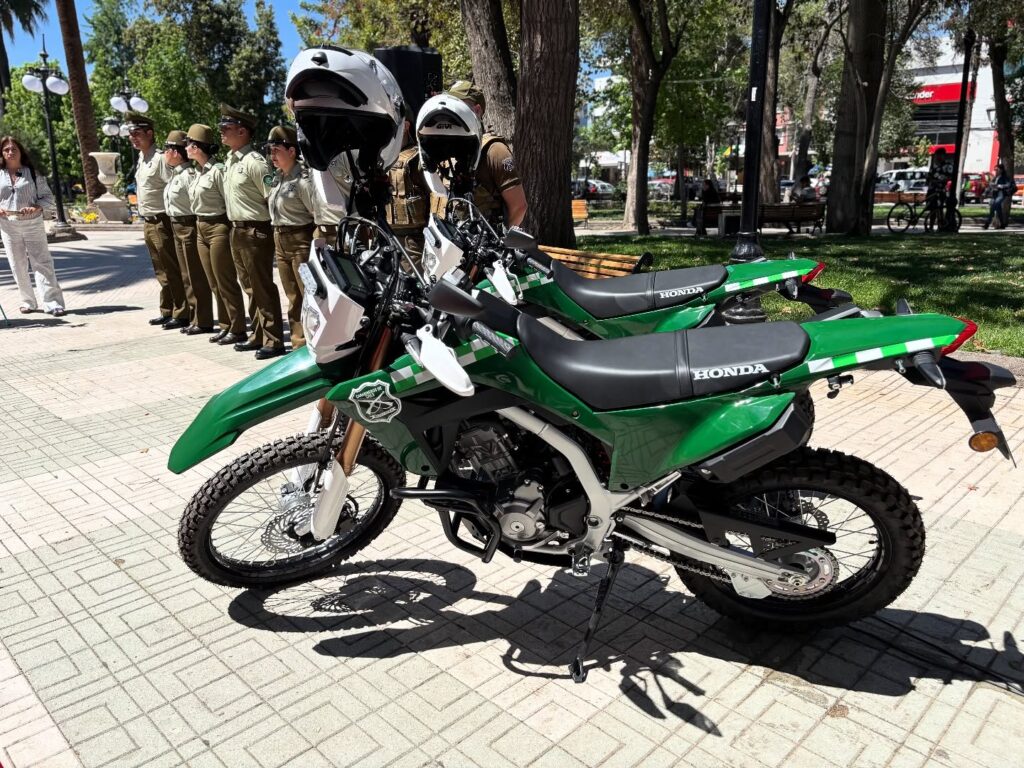 Alcaldesa Carmen Castillo entrega motocicletas a Carabineros de San Felipe.