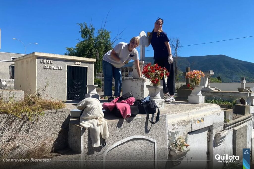 Comunidad participa en la restauración de sepulturas centenarias en el Cementerio Municipal El Mayaca.