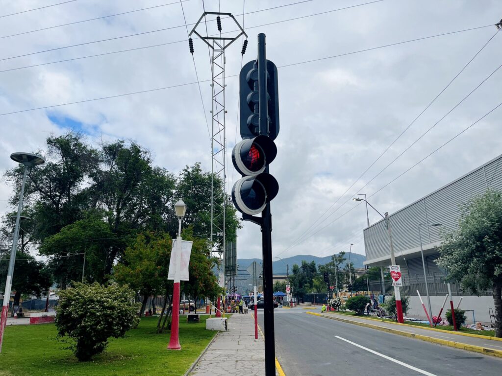 La Municipalidad de La Calera modernizó los semáforos en puntos estratégicos de la ciudad, incorporando tecnología inteligente para mejorar la seguridad y fluidez del tránsito.