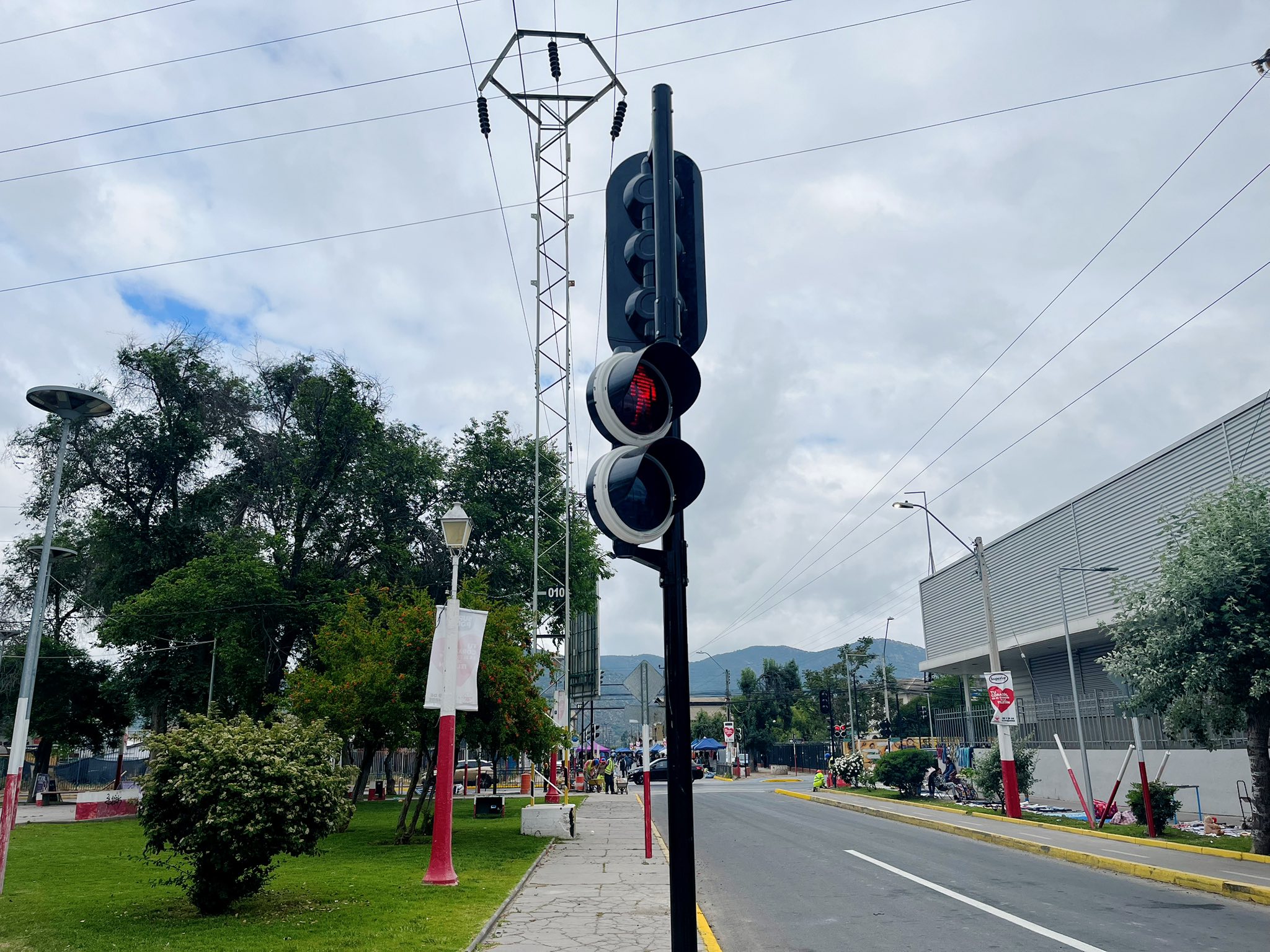 La Municipalidad de La Calera modernizó los semáforos en puntos estratégicos de la ciudad, incorporando tecnología inteligente para mejorar la seguridad y fluidez del tránsito.