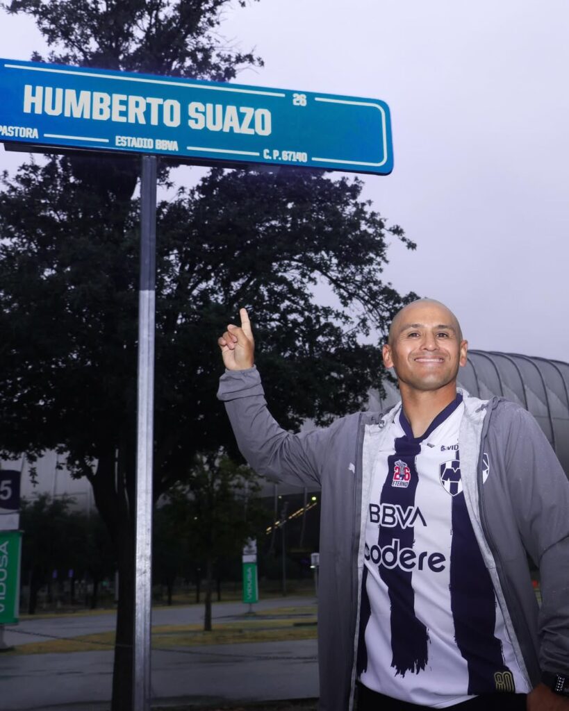 Humberto Suazo es reconocido en México con una calle y una placa en el Muro de Leyendas del Estadio BBVA.