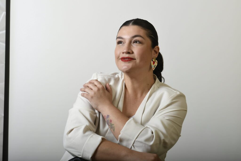 Javiera Toledo, candidata a diputada por el Distrito 6, propone ampliar el posnatal a un año y otorgar licencias remuneradas por hijo enfermo hasta los 12 años, asegurando que ningún trabajador pierda su empleo.