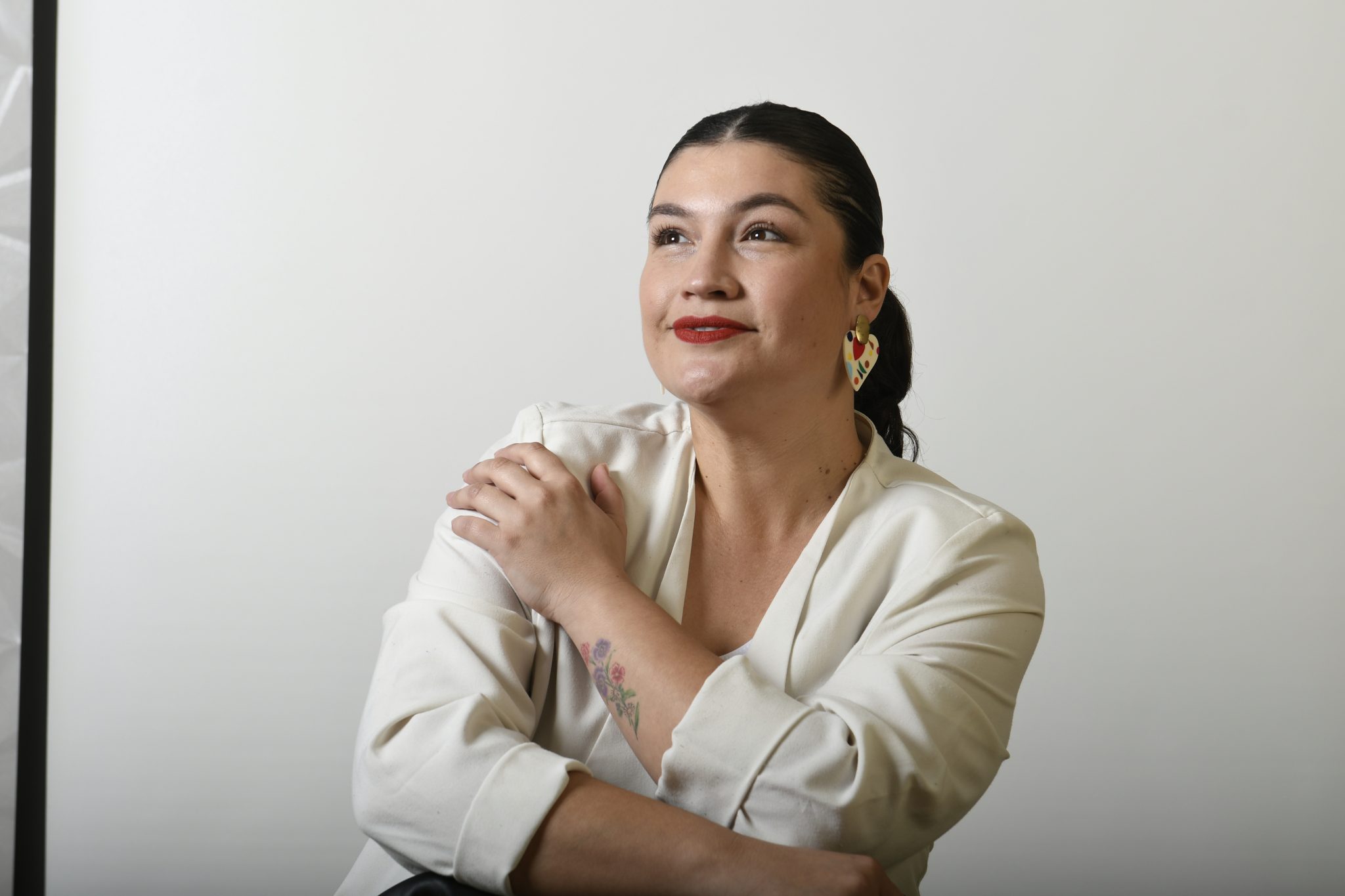 Javiera Toledo, candidata a diputada por el Distrito 6, propone ampliar el posnatal a un año y otorgar licencias remuneradas por hijo enfermo hasta los 12 años, asegurando que ningún trabajador pierda su empleo.