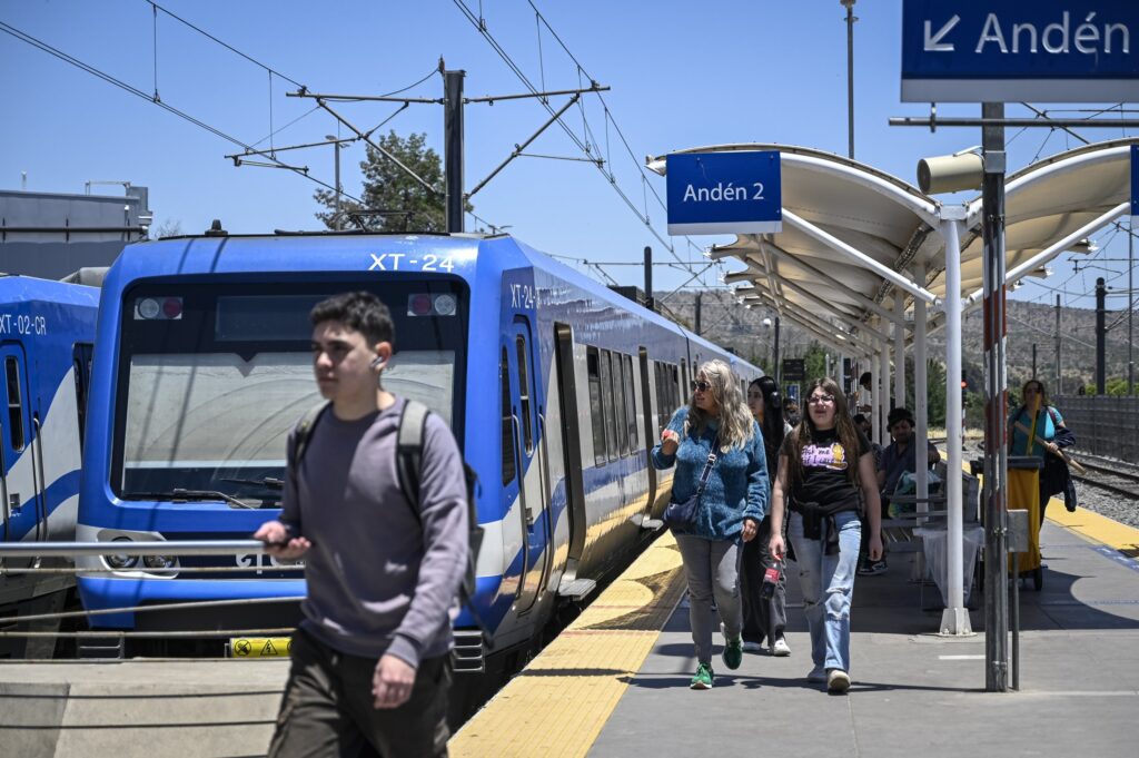 Gobernador Rodrigo Mundaca detalla avances del proyecto ferroviario para la Provincia de Quillota.