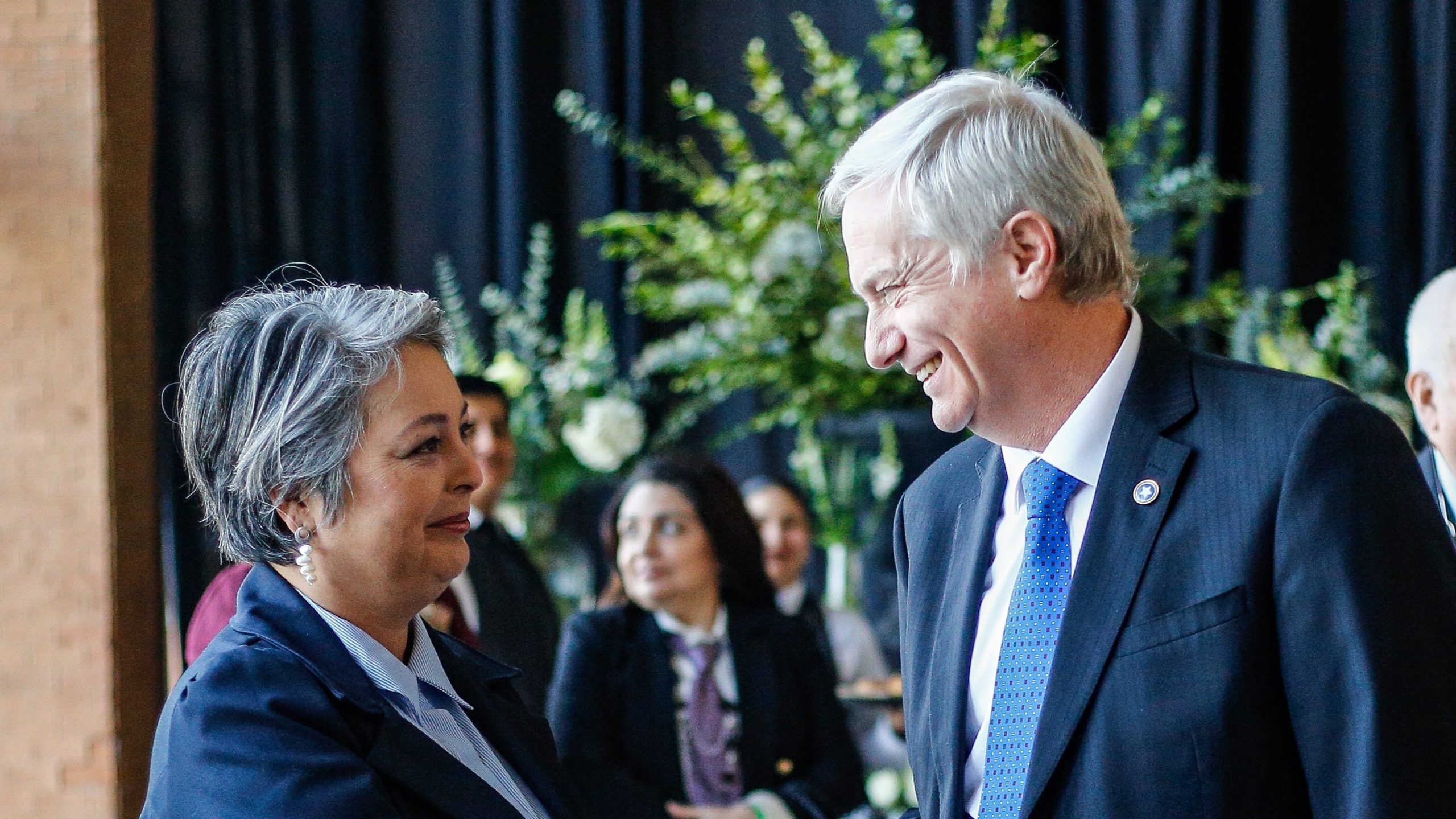 Jeannette Jara reconoció su derrota y felicitó al Presidente electo José Antonio Kast, destacando el respeto por la democracia y el resultado electoral.