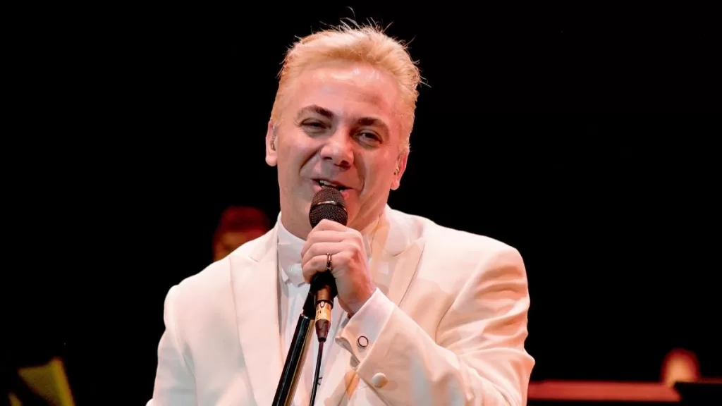 Cristián Castro reaccionó en pleno concierto a la imitación que Stefan Kramer realizó durante la Teletón, generando apoyo del público y reactivando el debate sobre los límites del humor.