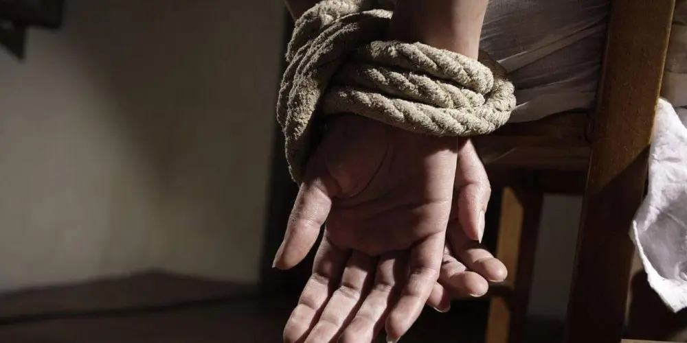 Fiscalía investiga el secuestro de un hombre en Quilpué, quien estuvo dos días retenido, sufrió agresiones y fue obligado a pedir dinero. La víctima fue liberada en El Belloto y presenta lesiones leves.