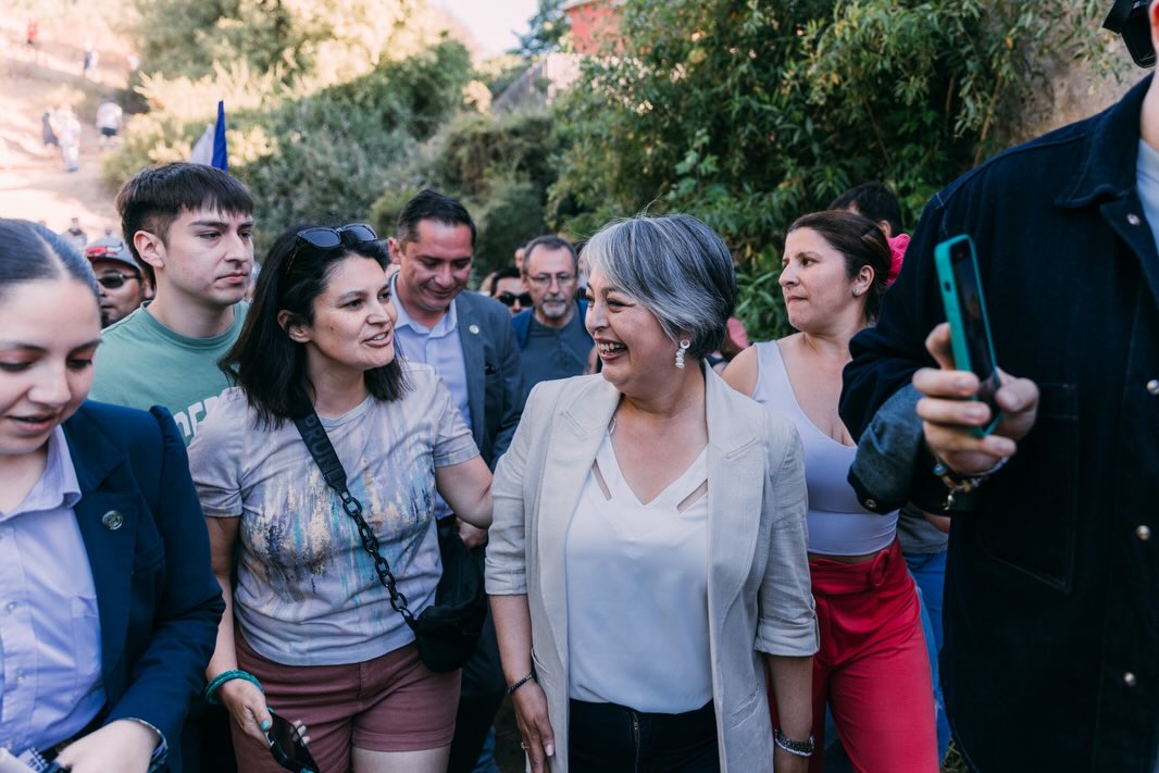 La candidata presidencial Jeannette Jara presentó 14 propuestas para el Gran Valparaíso en una visita a Viña del Mar marcada por actividades con vecinos y autoridades.