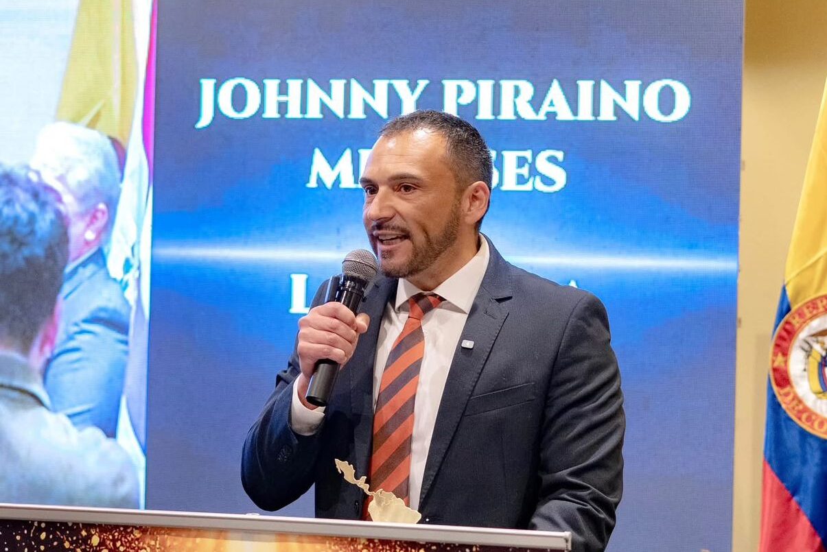 El alcalde de La Calera, Johnny Piraíno, recibió en Bogotá el premio “Alcalde Solidario e Incluyente de Latinoamérica 2025” por el exitoso programa de equinoterapia del Centro de Neurodesarrollo El Alba.