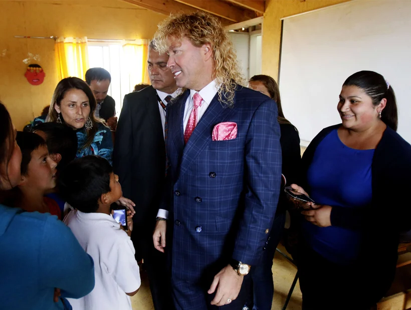 Leonardo Farkas entregó un aporte económico a familias de un campamento en Viña del Mar para apoyar sus cenas de Navidad y Año Nuevo.