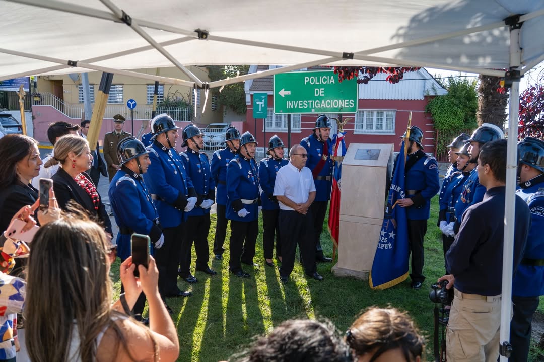 Quilpué inauguró un monolito en honor a Nicolás Campalans Leiva, mártir del Cuerpo de Bomberos fallecido en acto de servicio en 2010.