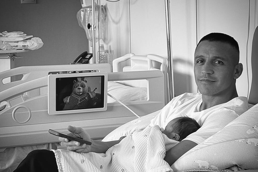 Alexis Sánchez compartió por primera vez una foto con su hija recién nacida Bela, acompañada de un emotivo mensaje en Instagram para sus seguidores.