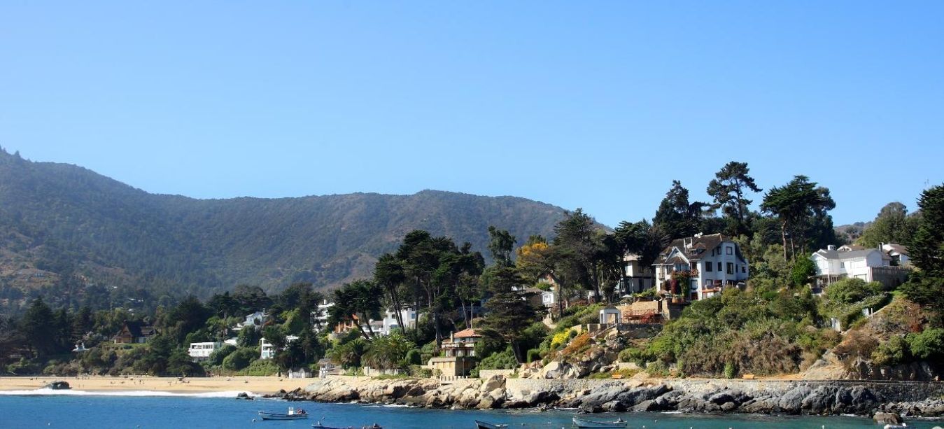 Vecinos de Zapallar rechazan un nuevo proyecto habitacional por riesgo de congestión, mientras el municipio afirma que la iniciativa cumple con la normativa. La tensión revive tras el conflicto por el Unimarc.