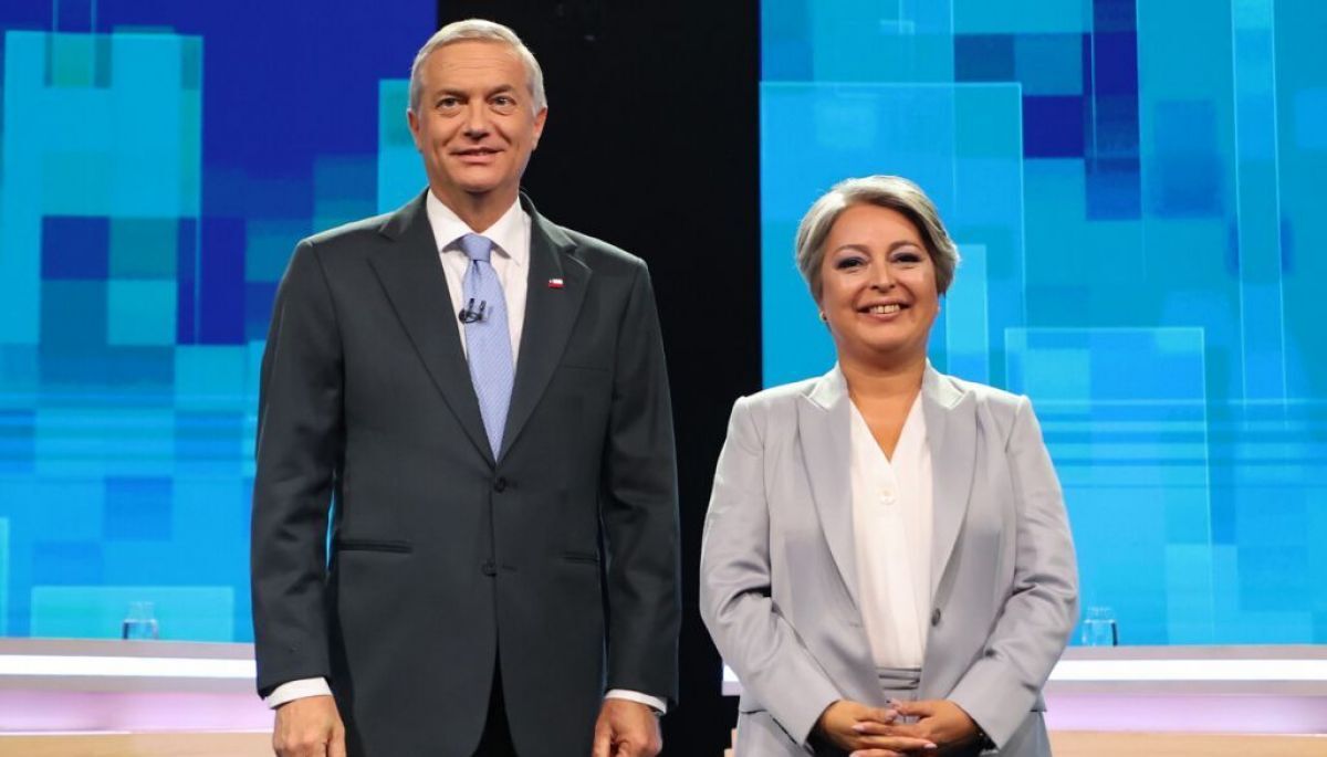 El Lado B del debate presidencial de Anatel dejó tensiones, frases virales e ironías entre Jeannette Jara y José Antonio Kast, además de polémicas externas que marcaron la recta final hacia la segunda vuelta.
