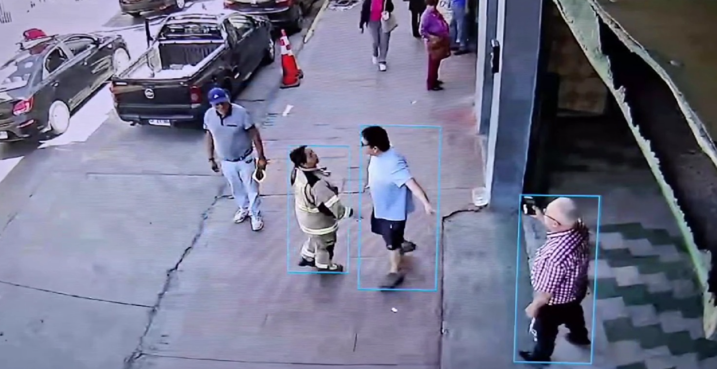 Automovilista encara a voluntario de 74 años afuera del cuartel de Bomberos de Quillota.