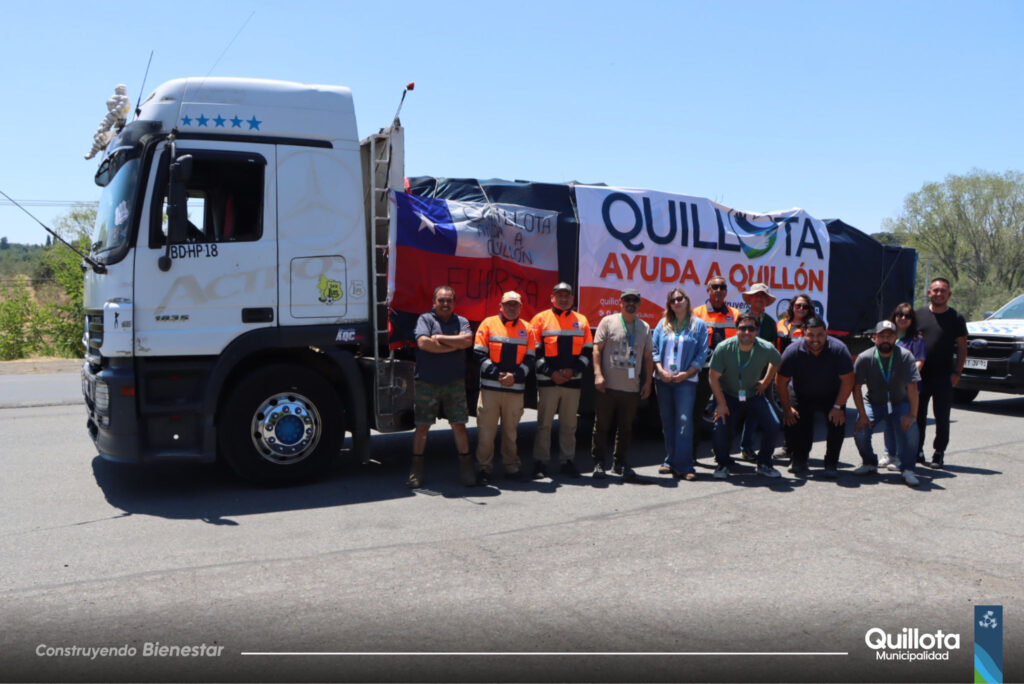 En una muestra concreta de apoyo y compromiso comunitario, la Municipalidad de Quillota concretó el envío del primer camión de ayuda humanitaria hacia la comuna de Quillón, como parte de la campaña solidaria “Quillota ayuda a Quillón”, iniciativa que busca colaborar con las familias afectadas por los recientes incendios forestales registrados en la zona sur del país. El traslado se realizó durante la madrugada, permitiendo que la ayuda reunida gracias a la participación activa de vecinas y vecinos llegara oportunamente a destino. En total, fueron ocho toneladas de alimentos no perecibles, agua y artículos de primera necesidad, reunidos mediante un proceso de acopio coordinado desde el municipio. La entrega del cargamento se efectuó en el Liceo Luis Cruz Martínez de Quillón, recinto habilitado como centro de acopio comunal para la recepción y distribución de ayuda destinada a las personas damnificadas. La labor fue desarrollada por equipos municipales de Quillota, encabezados por la alcaldesa (s) Loretto Court, junto al apoyo logístico del transportista Rodrigo Huerta, quien colaboró en el traslado de la carga. En el lugar, la delegación quillotana fue recibida por el jefe de Gabinete del municipio de Quillón, Roberto Venegas, quien valoró el gesto solidario proveniente desde la Región de Valparaíso, destacando la importancia de este tipo de apoyos en momentos complejos para la comunidad local. Desde el municipio de Quillota recalcaron que la campaña solidaria continúa activa, con el objetivo de seguir reuniendo ayuda para las familias afectadas por los incendios en el sur del país. En ese sentido, se reiteró el llamado a la comunidad a seguir colaborando, reforzando el espíritu solidario que ha caracterizado a la comuna frente a emergencias que impactan a otras localidades del territorio nacional.