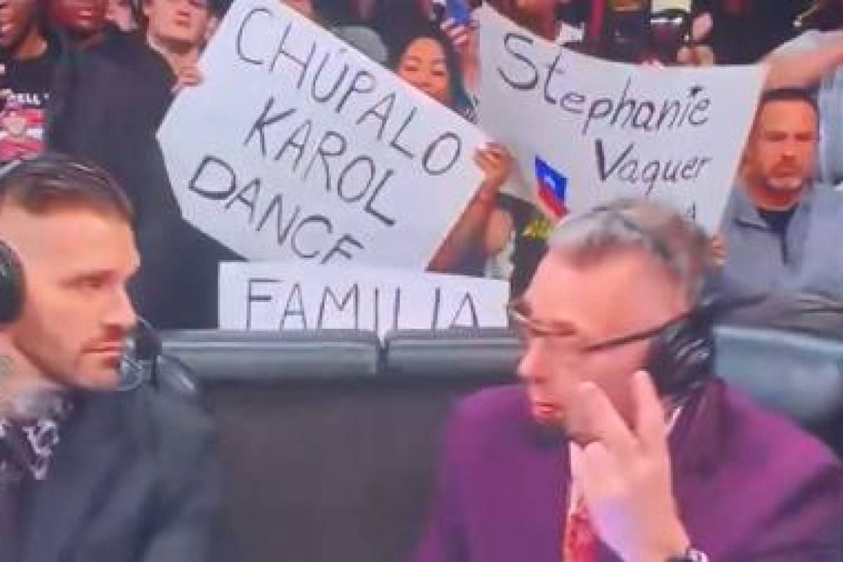 El mítico cartel “Chúpalo Karol Dance” apareció en plena transmisión de WWE Raw en Estados Unidos y se viralizó en redes sociales chilenas.