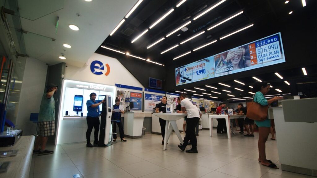 Al menos seis jóvenes protagonizaron un turbazo en la tienda Entel de Quillota, ubicada en calle O’Higgins. La PDI quedó a cargo de las diligencias.