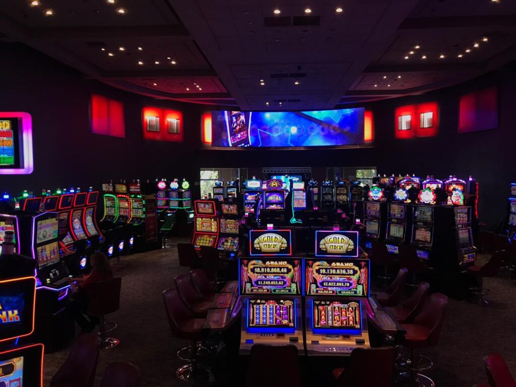 Empresaria acudió a tribunales para cobrar un premio de $3.816 millones obtenido en una máquina de Enjoy Viña del Mar. El casino atribuye el resultado a un error de software.