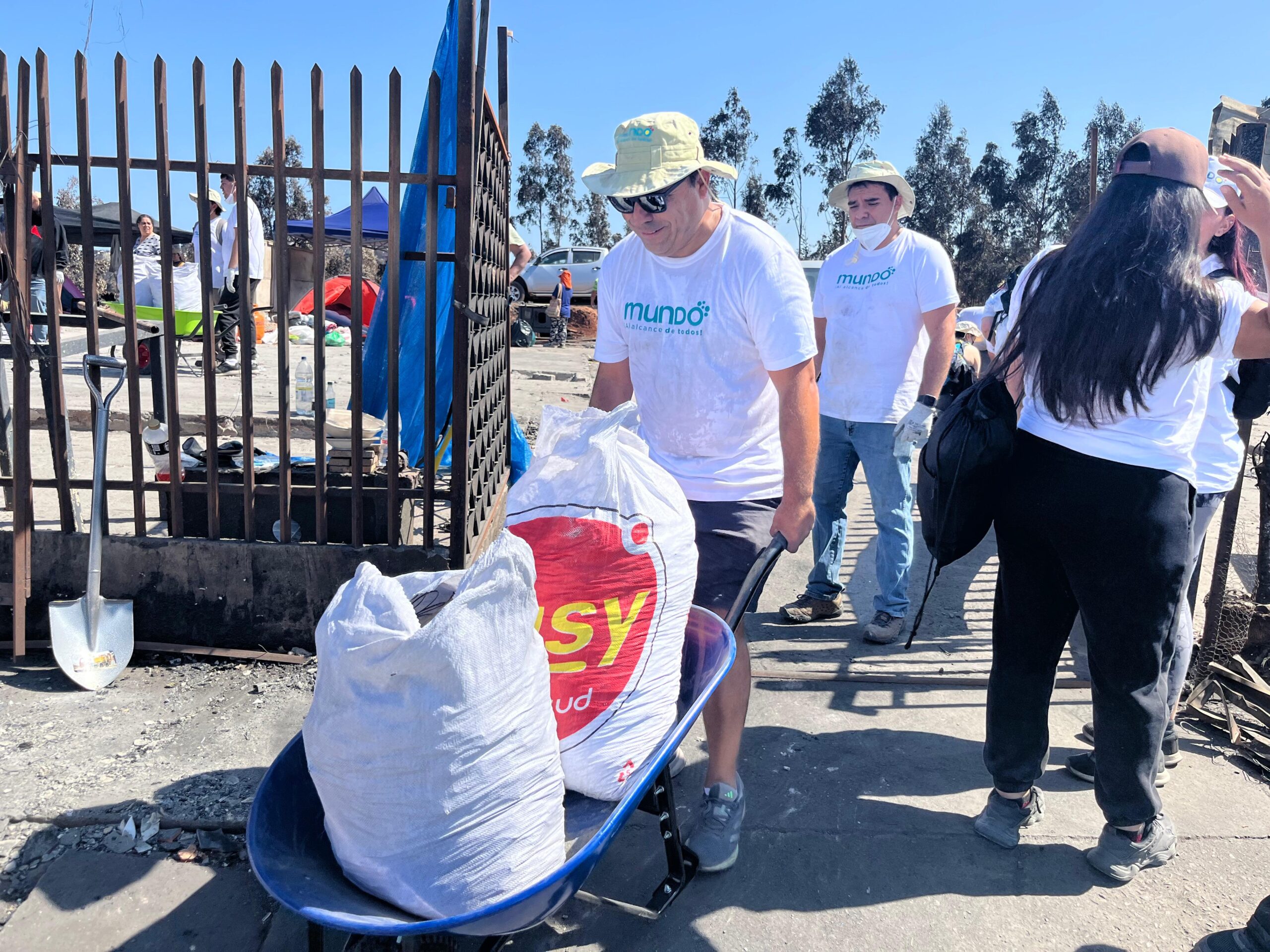 Mundo Telecomunicaciones desplegó conectividad gratuita, voluntariado y apoyo solidario para familias damnificadas por los incendios en la Región del Biobío.
