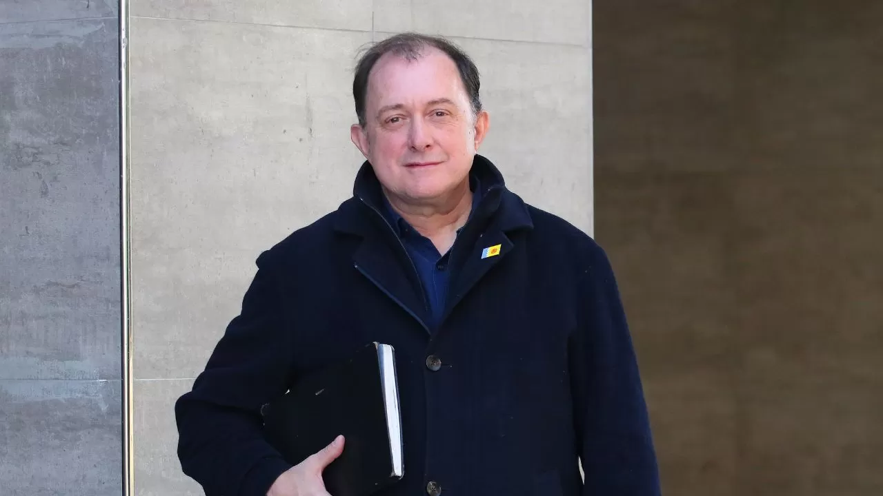 La seremi de Vivienda en Valparaíso cuestionó el plazo de 15 meses anunciado por Iván Poduje para finalizar la reconstrucción tras el mega incendio.