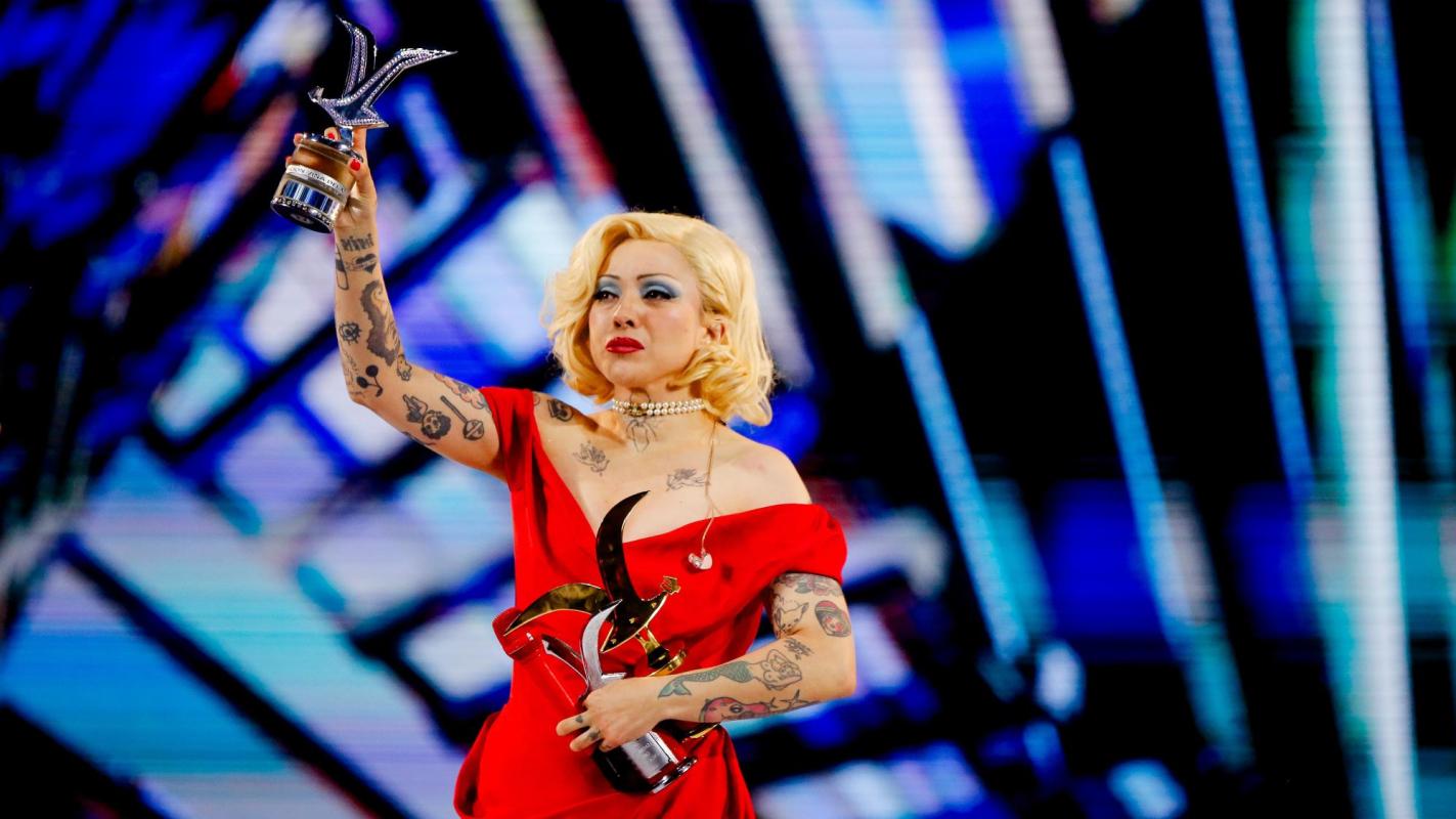 Mon Laferte recibió la Gaviota de Platino en el Festival de Viña del Mar, convirtiéndose en la sexta artista en obtener el máximo galardón del certamen.