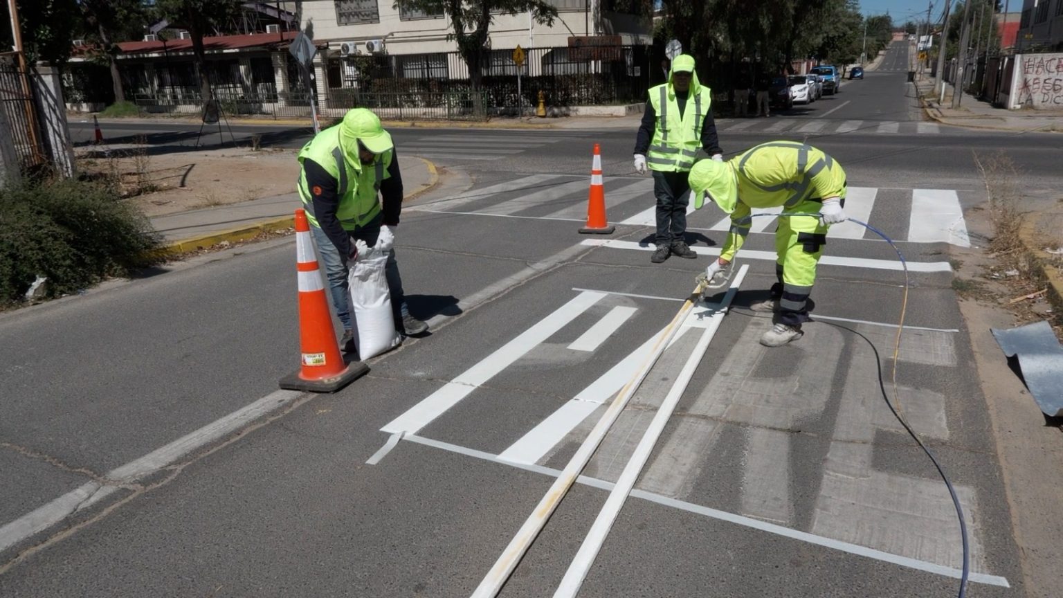 La Municipalidad de Villa Alemana inició la demarcación de 80 puntos críticos con una inversión de $300 millones para reforzar la seguridad escolar en marzo.