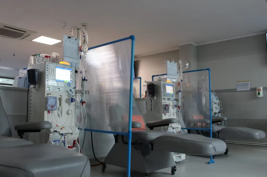 Pacientes denuncian fallas en centro de diálisis de Quillota operado por Diaverum. La Seremi confirmó 26 sumarios y multas por 375 UTM.