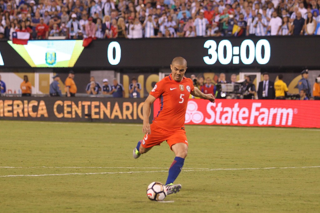 La esposa de Francisco “Gato” Silva escribió un libro sobre su vida y carrera, desde su infancia en Quillota hasta el bicampeonato de América con Chile. La obra ya está disponible en Amazon.