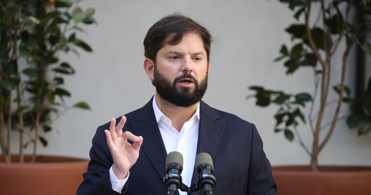 El presidente Gabriel Boric criticó duramente un proyecto que podría permitir la liberación de criminales, advirtiendo que “consagra la impunidad”.