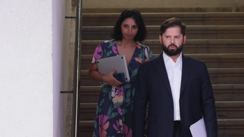 Tras dejar la Presidencia, Gabriel Boric abrió una oficina en Santiago y comenzó a conformar un nuevo equipo con excolaboradoras de su gobierno.