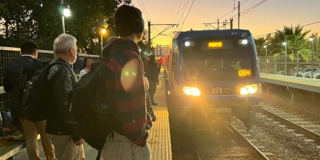 EFE Valparaíso sumó tres trenes desde El Belloto hacia la costa para enfrentar el aumento de pasajeros durante el inicio del año laboral y escolar.