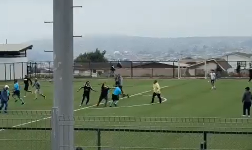 Partido de fútbol amateur terminó en tragedia tras una pelea entre barristas en San Antonio.