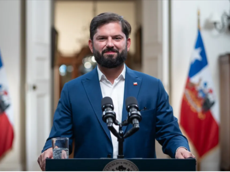 Tras dejar la Presidencia, Gabriel Boric abrió una oficina en Santiago y comenzó a conformar un nuevo equipo con excolaboradoras de su gobierno.