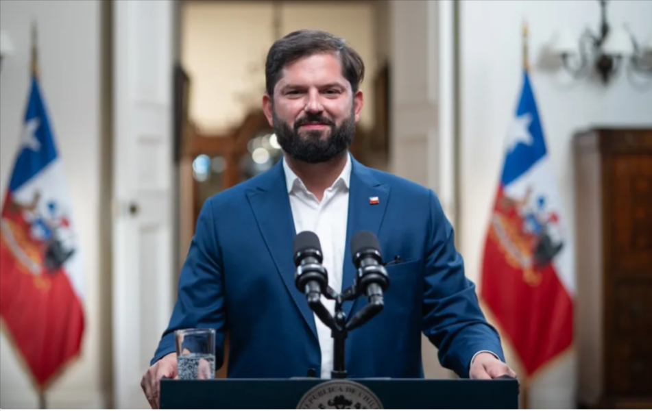 Tras dejar la Presidencia, Gabriel Boric abrió una oficina en Santiago y comenzó a conformar un nuevo equipo con excolaboradoras de su gobierno.