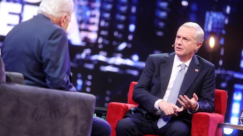 José Antonio Kast reconoció que no es posible expulsar a 300 mil migrantes en un día, matizando una de sus promesas más polémicas.