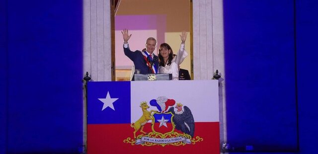 Encuesta Cadem revela que José Antonio Kast inicia su mandato con 56% de apoyo. El cierre de fronteras aparece como la principal promesa identificada por la ciudadanía.