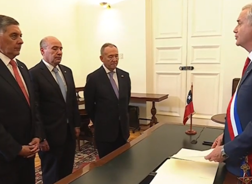 El Presidente José Antonio Kast firmó sus primeros decretos de gobierno, que incluyen cierre fronterizo en el norte, auditoría total al Estado y medidas para destrabar inversiones.