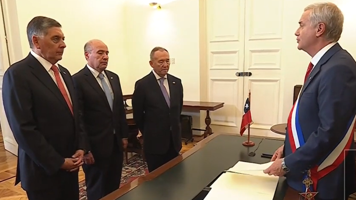 El Presidente José Antonio Kast firmó sus primeros decretos de gobierno, que incluyen cierre fronterizo en el norte, auditoría total al Estado y medidas para destrabar inversiones.