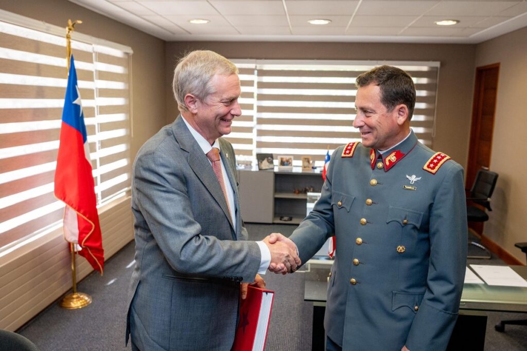 Kast se reúne con Fuerzas Armadas y Carabineros para reforzar su agenda de seguridad, mientras la oposición advierte sobre un posible uso político de las instituciones.