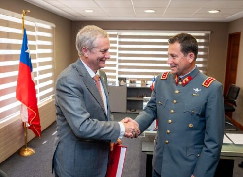 Kast se reúne con Fuerzas Armadas y Carabineros para reforzar su agenda de seguridad, mientras la oposición advierte sobre un posible uso político de las instituciones.