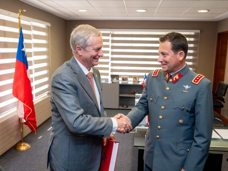 Kast se reúne con Fuerzas Armadas y Carabineros para reforzar su agenda de seguridad, mientras la oposición advierte sobre un posible uso político de las instituciones.