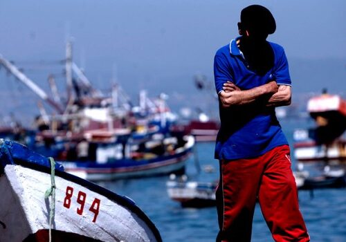 Pescadores de Quintero iniciaron una movilización indefinida en la bahía para exigir medidas concretas frente a la contaminación y la recuperación ambiental de la zona.