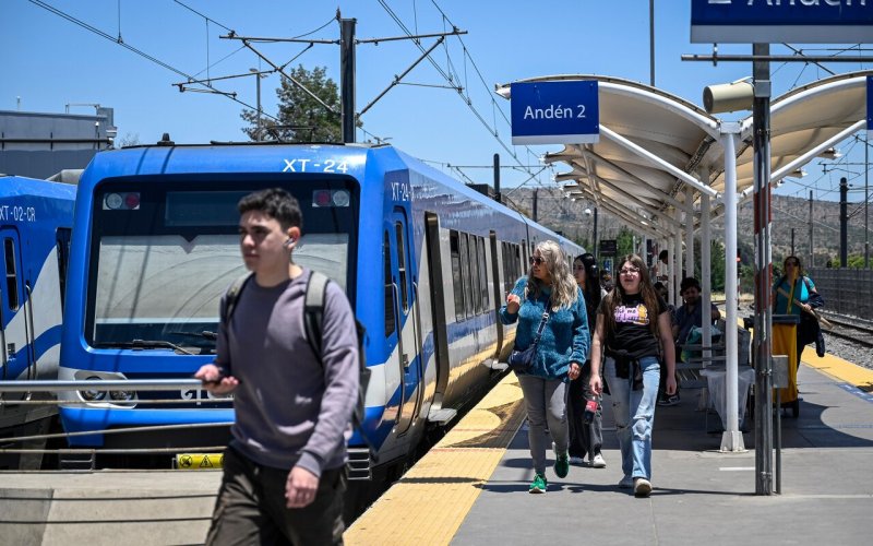 El Gobierno retiró de Contraloría el contrato para el estudio del tren Valparaíso-Santiago, generando dudas sobre el futuro del proyecto.