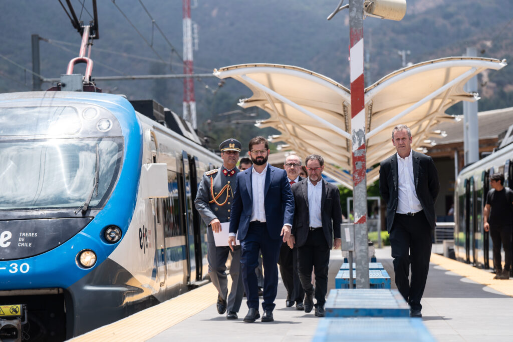 El proyecto del tren Santiago Valparaíso enfrenta nuevos retrasos y podría quedar en manos del próximo gobierno tras problemas en su licitación.