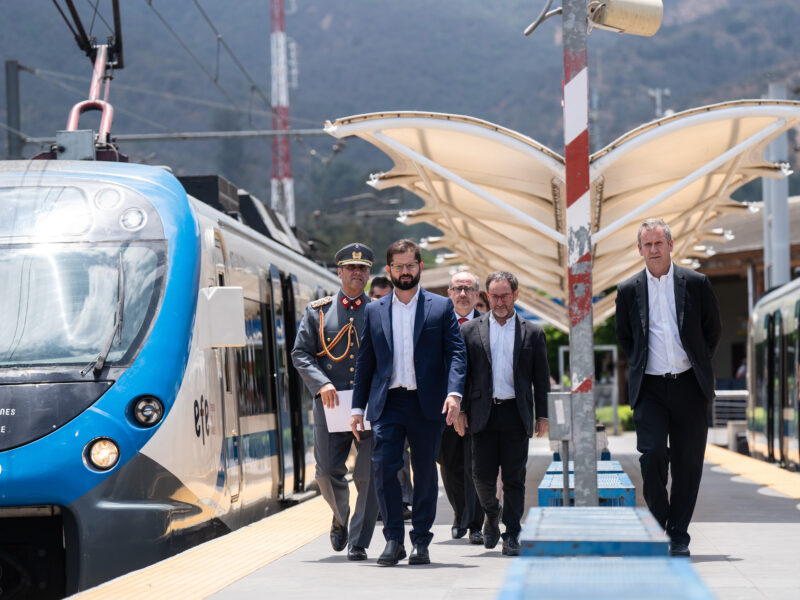 El proyecto del tren Santiago Valparaíso enfrenta nuevos retrasos y podría quedar en manos del próximo gobierno tras problemas en su licitación.