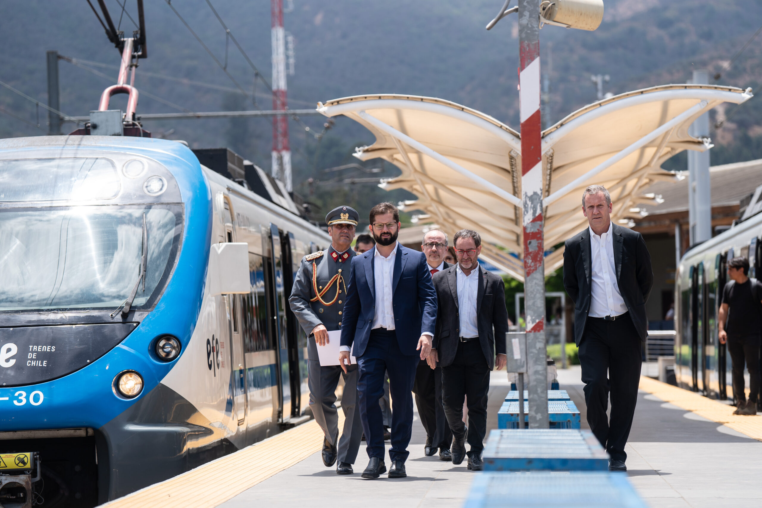 El proyecto del tren Santiago Valparaíso enfrenta nuevos retrasos y podría quedar en manos del próximo gobierno tras problemas en su licitación.
